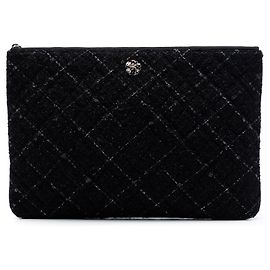 Clutch O Camelia de Tweed Negro Grande Acolchado y Piel de Cordero de Chanel