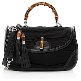 Grande borsa in pelle neoprene goffrata GG di Gucci con frange in bambù