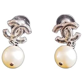 Chanel CC Swing Motiv Perlenohrringe Silber/Weiß