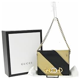 Tarjetero Gucci Zumi de cuero acolchado diagonal con cadena