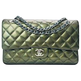 Borsa classica senza tempo Chanel Medium Double Flap in pelle verniciata a righe verdi con hardware argento