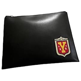 Pochette in pelle nera Saint Laurent con emblema YSL