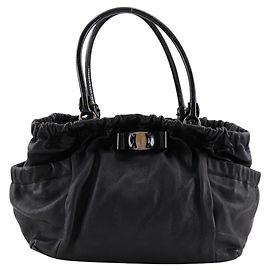 Borsa Tote 2 in 1 in pelle verniciata Vara Ribbon di Salvatore Ferragamo