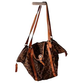 Autre Marque Handtasche aus Kunstfell mit Leopardenmuster und Lederdetails