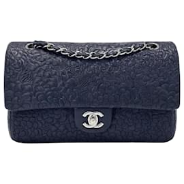 Borsa Classica Senza Tempo Chanel Medium Double Flap in Pelle di Agnello Nera Camelia con Finiture Argentate