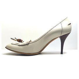 Gucci weiße Leder-Pumps mit Bambusdetail und Quasten an der Spitze
