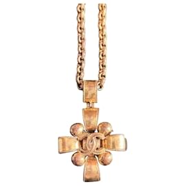 Collana pendente croce Chanel dorata