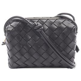 Borsa a tracolla mini in agnello nero Intrecciato di Bottega Veneta
