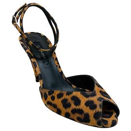Malesia Pumps mit Peeptoe und Knöchelriemen im Leopardenmuster von Casadei