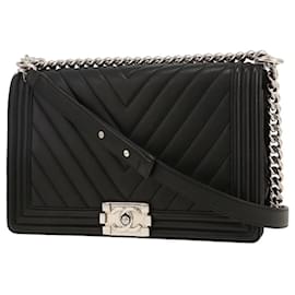 Chanel Boy Umhängetasche aus schwarzem Chevron-Leder