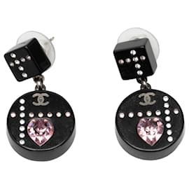 Orecchini in resina nera Chanel con dadi CC e pendenti a forma di cuore in cristallo