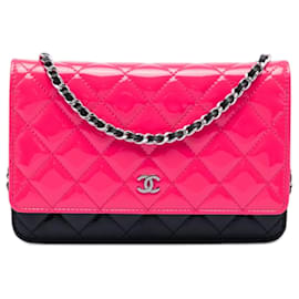 Portafoglio a catena trapuntato bicolore in vernice rosa CC di Chanel
