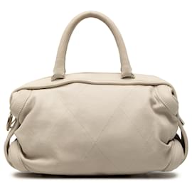 Borsa da bowling Chanel in pelle di vitello bianca con logo CC e cucitura selvaggia