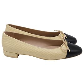 Bailarinas Sleek Bow en Raffia Crema de Stuart Weitzman