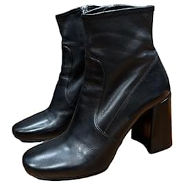 Botas de tornozeleira de couro preto com salto bloco Prada