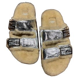 Sandali Fendi in shearling argento beige