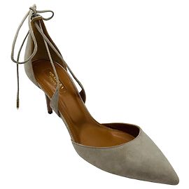 Spitz zulaufende Pumps aus hellgrauem Wildleder mit Knöchelriemen von Aquazzura