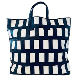 Lacoste Sfilata Borsa Tote in Pelle Nera e Bianca - Autre Marque