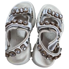 Sandali bianchi Gucci decorati con cristalli