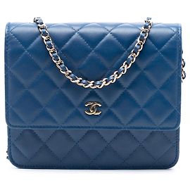 Portafoglio in pelle di agnello trapuntato blu CC quadrato di Chanel con catena