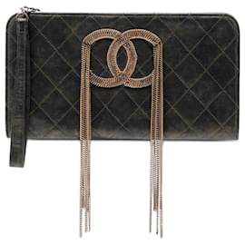 Clutch a frange in pelle di agnello metallica nera CC di Chanel