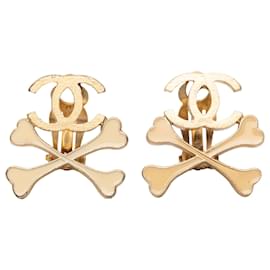 Clip-On Ohrringe aus vergoldetem Messing mit lackierten Totenkopf-Crossbones von Chanel