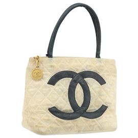 CHANEL Standard Tote Bag aus Canvas in Beige mit goldenem CC Auth BSZ077