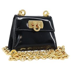 Bolso Pouch Gancini Salvatore Ferragamo Cuero Patente Negro Dorado Auth bs33884