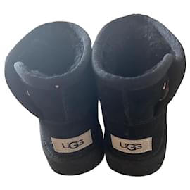 Botas Ugg Classic em pele de cordeiro preta infantil tamanho 26