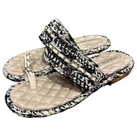 Sandali in catena intrecciata neri e bianchi Chanel