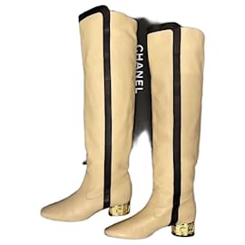 Botas de pasarela Chanel impresionantes