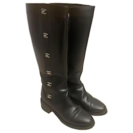 Increíbles botas Multi Logo CC de Chanel Runway
