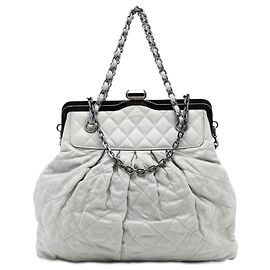 Borsa a mano con telaio chic in pelle di vitello iridescente grigia Chanel