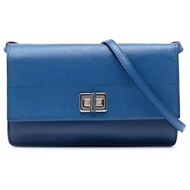 Portafoglio Prada in Saffiano blu con chiusura a girello su tracolla