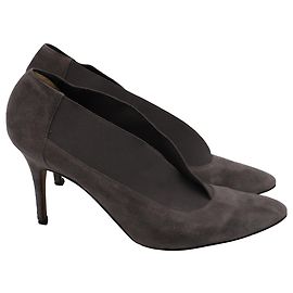 Spitz zulaufende Pumps aus grauem Wildleder mit elastischem Akzent von Manolo Blahnik