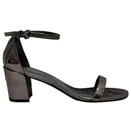 MetallicSimple Chorus Riemchensandalen aus silbernem Leder von Stuart Weitzman