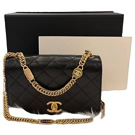 Chanel Bolso mini de cadena de piel de cordero con solapa acolchada