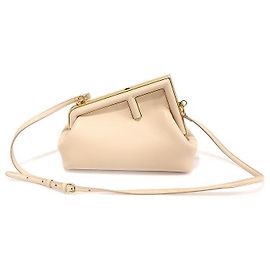 Fendi Borsa a spalla piccola in Napa beige con logo dorato