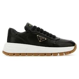 Prada Leder-Sneaker mit Dreieckslogo