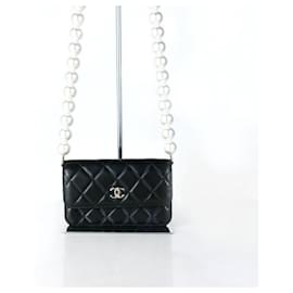 Chanel Cartera con cadena y correa de perlas