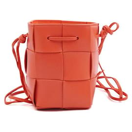 Bottega Veneta Mini borsa a secchiello rossa neon con tracolla e crossbody