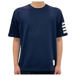Navy T-Shirt mit diagonalen Streifen und seitlichem Schlitz - Thom Browne