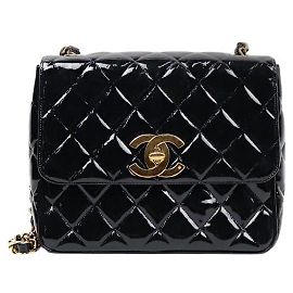 Chanel Borsa a spalla in vernice nera con trapuntatura e catena
