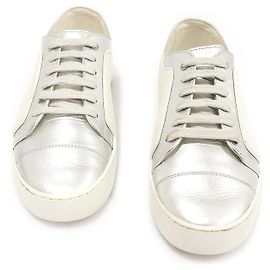 Chanel Sneakers da donna in pelle di vitello argentata con logo CC in gomma bianca