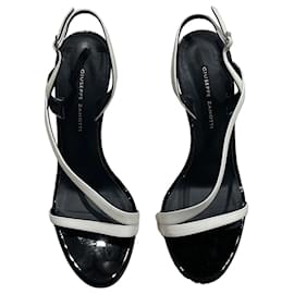 Sandali Giuseppe Zanotti in vernice bianca con tacco in pitone rosso