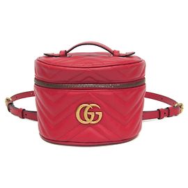 Mochila de couro feminina Gucci GG Marmont com quilting