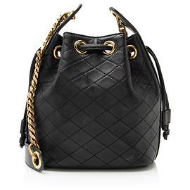 Saint Laurent Kleine Bucket Bag aus gestepptem Lammleder Cassandre