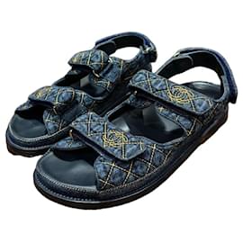 Sandali Dad in denim trapuntato con logo CC di Chanel