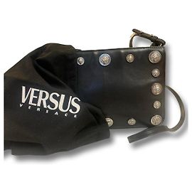 Borsa a spalla Versus Versace nera decorata con borchie a forma di testa di leone