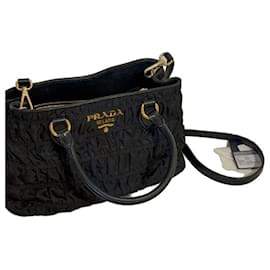 Borsa a mano Prada Gaufre in nylon nero